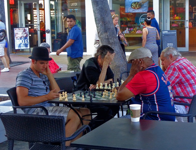 pessoas-jogando-xadrez