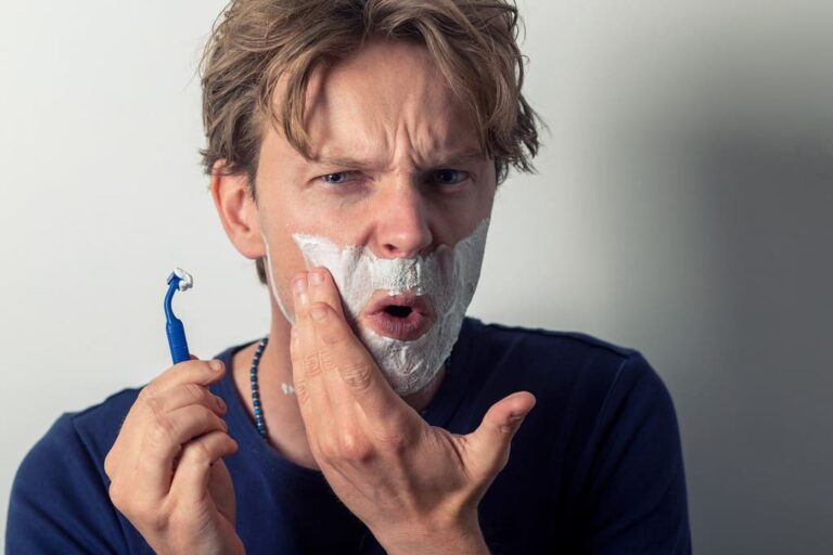 Barbear: como fazer a barba sem irritação