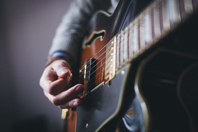 5 boas razões para aprender a tocar guitarra elétrica